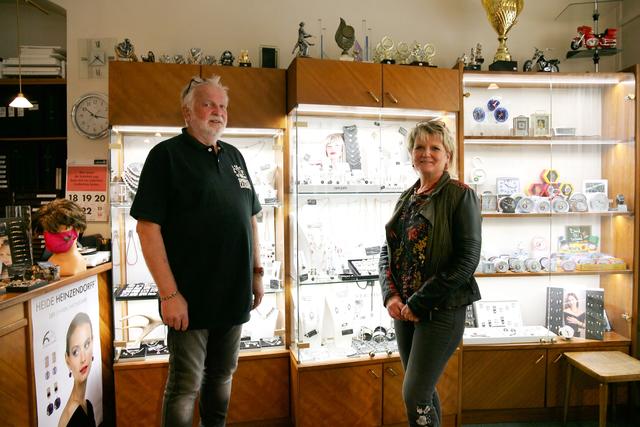 Franz Kienzl übergibt den Betrieb an die langjährige Mitarbeiterin Sonja Pietschnig-Dohr.  | Foto: Goldschmied Kienzl