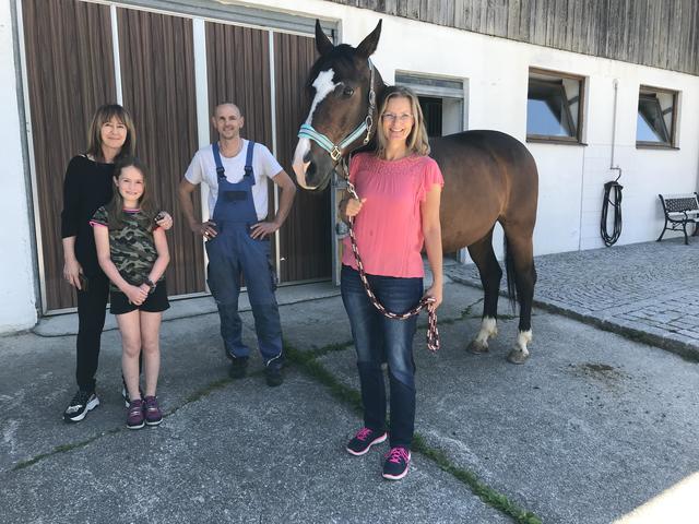 Nachbarin Sabina Weinhäupl und ihre Tochter Giuliana (8) aus Kirchbichl mit dem „Brandenberger“ Bauern Markus Sappl aus Kirchbichl, sowie Pferdebesitezrin Gaby Rupprechter aus Kundl mit dem fast gestohlenen Pferd Dali (v.l.).