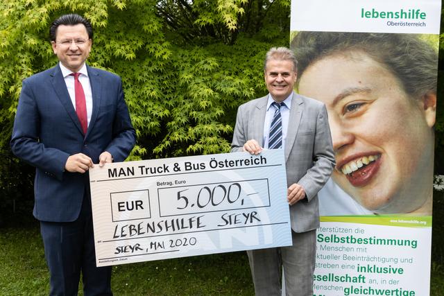 Artur Szewernoha, Geschäftsführer für Finanzen bei MAN Truck & Bus Österreich GesmbH (links im Bild), übergab den Scheck an KommR Gunter Mayrhofer, Obmann der Lebenshilfe Steyr (rechts im Bild).