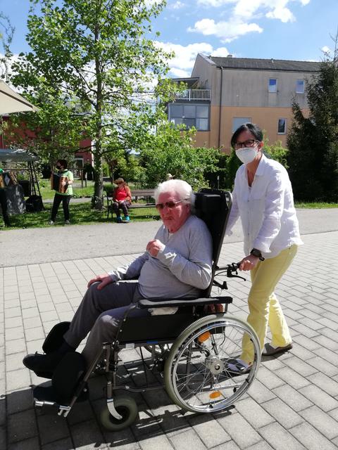 Rechts im Bild: Reinhold mit Pflegedienstleiterin Beata Simko, die wie immer mit Begeisterung behilflich ist | Foto: Christian Marinka