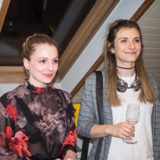 Die Kuratorin der KI Kürbis Anja Senekowitsch und die Künstlerin Nicole Wogg, die im Foyer zum Theater im Kürbis ausstellt. | Foto: Mara Koschar