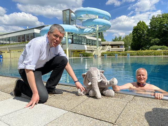 Bäderreferent Herwig Heider (re) nach dem traditionellen "Sprung ins kalte Wasser" gemeinsam mit Bürgermeister Martin Schuster und dem "Abstands-Maskottchen Badifant (mitte)