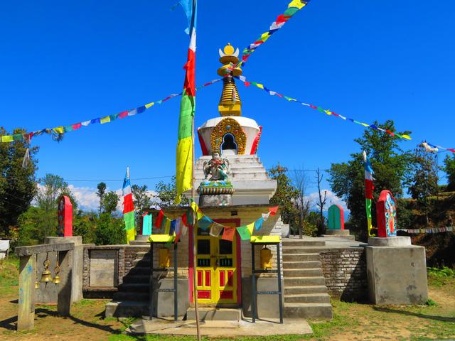 Stupa nennt man die buddhistischen Bauwerke, die man überall antreffen kann.