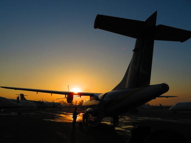 Kurz nach Sonnenaufgang starten die Flugzeuge zum Mt. Everest.