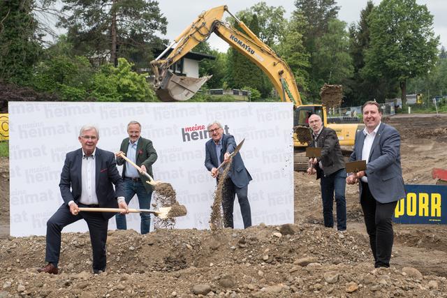 „Grüne Allee I“ – insgesamt entstehen bei den ehemaligen Neher-Gründen in Landskron 117 Wohnungen. Den Startschuss dazu gaben kürzlich Villachs Baureferent Stadtrat Harald Sobe, Wohnungsreferent Stadtrat Erwin Baumann (vorne von links) sowie hinten von links „meine heimat“-Direktor Oskar Seidler, „meine heimat“-Vorstandsvorsitzender Helmut Manzenreiter und Architekt Roland Omann. 
 | Foto: meine heimat