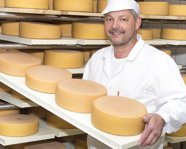 Käser Markus Knoll von der Dorfsennerei See produziert beste Käsespezialitäten. Den Paznauner Almkäse gibt es bei SPAR.
