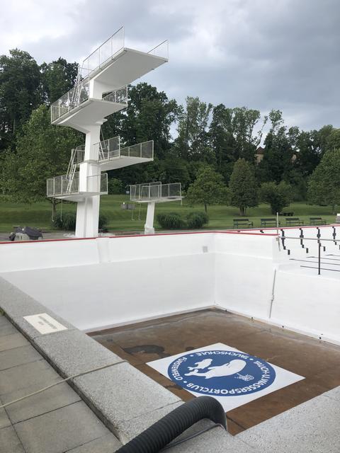 Fürstenfelds Freibad putzt sich raus: nicht nur der Sprungturm zeigt sich im neuen Glanz. Die Vorbereitungsarbeiten für die Eröffnung am 11. Juni laufen auf Hochtouren.