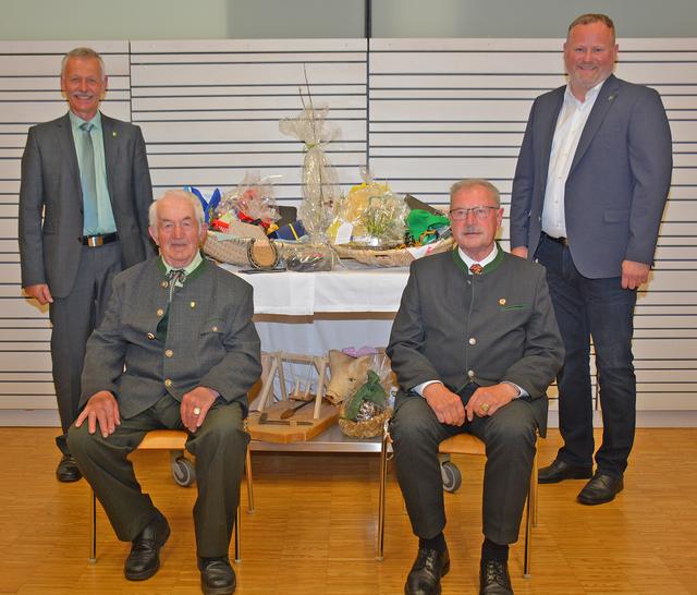 Vier Rainbacher Bürgermeister auf einem Foto vereint.
Vorne (v.l.): Franz Stockinger (Bürgemeister von 1979 bis 1991) und Franz Schimpl (1991 bis 2003)
Hinten (v.l.): Fritz Stockinger (2003 bis 2020)
und Günter Lorenz ab Mai 2020.