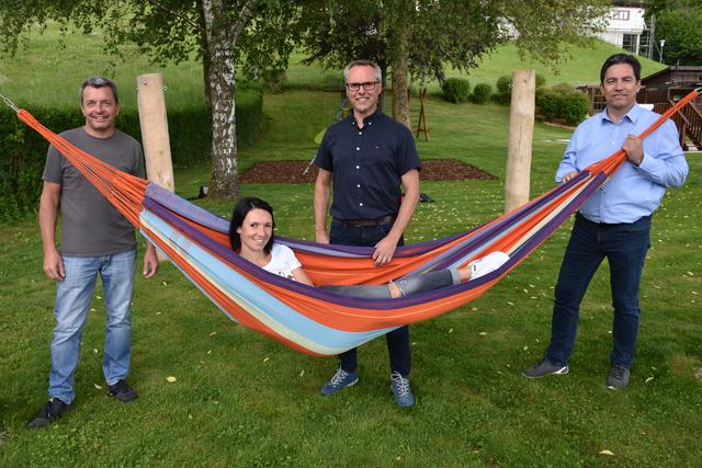 Gerald Hölzl, Franz und Sonja Palmetshofer, alle Freunde des Freibads, Vizebürgermeister Manfred Nenning.