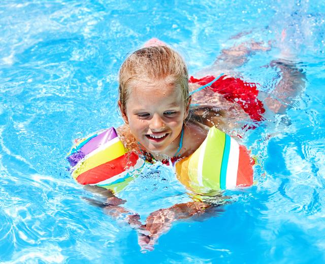 Der staatliche geprüfte Schwimmtrainer und Rettungsschwimmlehrer Gerald Steindl bietet in den Sommerferien im St. Valentiner Freibad Schwimmkurse für Kinder an. | Foto: Gennadiy Poznyakov/Fotolia