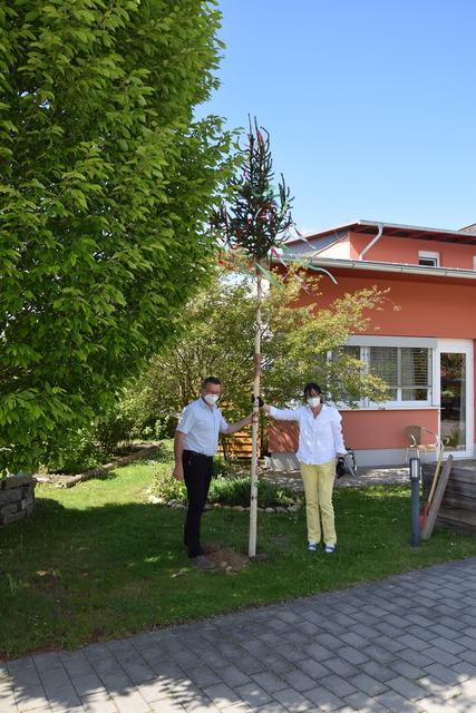 Links im Bild Peter Loder-Taucher/Hausleiter und Beata Simko/Pflegedienstleitung halten die Tradition hoch! | Foto: Christian Marinka