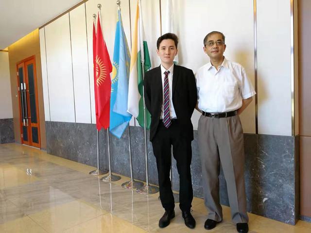 Bei seinem Auslandsdienst befasst sich Myrzabek Isaev (l.) mit den Auswirkungen des Holocausts auf Shanghai. | Foto: Österreichischer Auslandsdienst