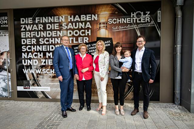 Familie Schneitler mit Manuela, Christian, Gertrud, Stephanie, Lorenz und Julius haben am 25. Mai einen zweiten Standort im Herzen von Wels eröffnet.