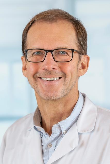 Walter Neubauer, Leiter des Departments für Psychosomatik für Erwachsene am Klinikum Wels‐Grieskirchen, informiert über die Binge-Eating-Störung. | Foto: Klinikum Wels‐Grieskirchen/Nik Fleischmann