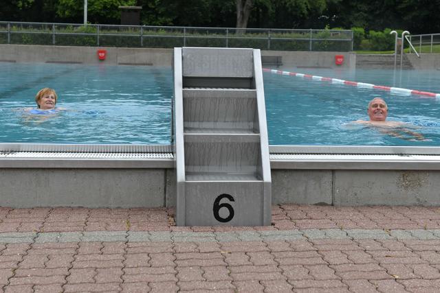 Badegäste im Laakirchner Freibad.