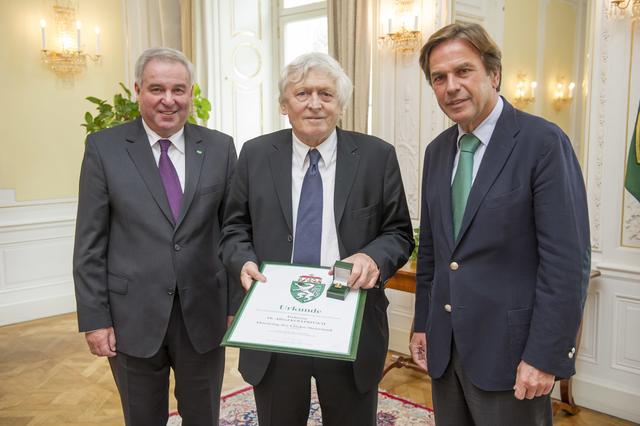 Einer der vielen Ehrungen für einen der bedeutendsten steirischen Literaten: Hermann Schützenhöfer und Franz Voves verliehen Alfred Kolleritsch den Ehrenring des Landes. | Foto: Land Steiermark/Fischer
