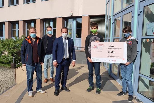 Den ersten Platz machten zwei Schüler der 4C des Billrothgymnasium beim Zeichenwettbewerb der Stadt Wien "Der Gemeindebau in 100 Jahren". | Foto: BV19
