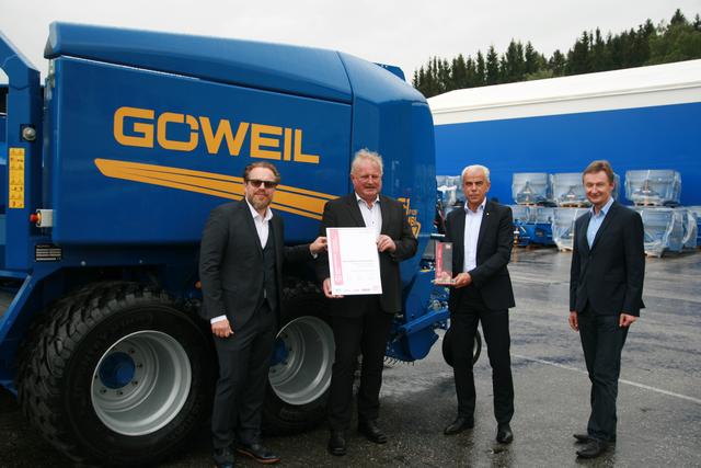 Firmengründer Herbert Göweil (2. v. l.) bekam die "Mühlviertler"-Trophäe von Sparkasse OÖ-Vorstandsdirektor Herbert Walzhofer (3. v. l.) überreicht. BezirksRundschau-Geschäftsführer Thomas Reiter (l.) und WKO Urfahr-Umgebung-Leiter Franz Tauber gratulierten. | Foto: Schöttl