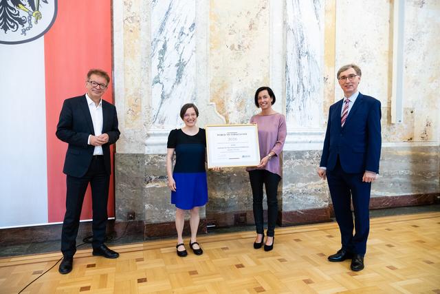 Ausgezeichnet: Waltraud Posch und Claudia Kahr von Vivid durften heute von Bundesminister Rudolf Anschober (l.) und Franz Pietsch (zuständiger Abteilungsleiter im Gesundheitsministerium) den WHO-Award entgegen nehmen. | Foto: Dunker/BKA
