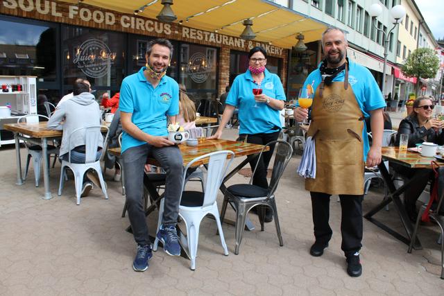 Daniel Ramsbacher, Diana Brandner-Kalt, Christian Kalt verwöhnen ihre Gäste im neugeschaffenen Gastgarten ihres Juicy Lucy mit hausgemachten Köstlichkeiten.