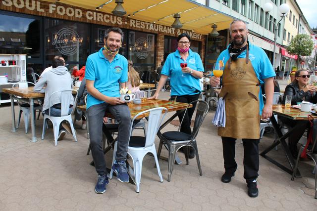 Daniel Ramsbacher, Diana Brandner-Kalt, Christian Kalt verwöhnen ihre Gäste im neugeschaffenen Gastgarten ihres Juicy Lucy mit hausgemachten Köstlichkeiten.  | Foto: Dorfer