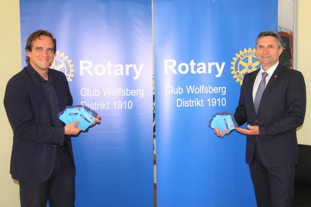 Übergabe der Einkaufsgutscheine: Bezirkshauptmann Georg Fejan und der Präsident des RC Wolfsberg Gottfried Joham (von links)
 | Foto: Rotary Club 