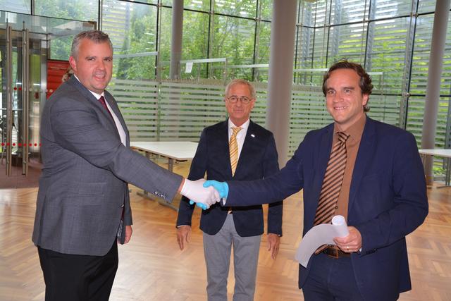 Angelobung: Vizebürgermeister Hannes Primus (links) und Bezirkshauptmann Georg Fejan (rechts) mit Bürgermeister Hans-Peter Schlagholz
