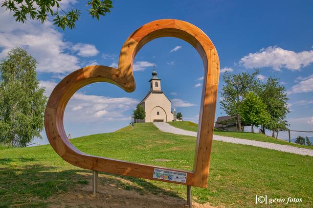 Die Wolfgangikirche im Ortsteil Hollenegg