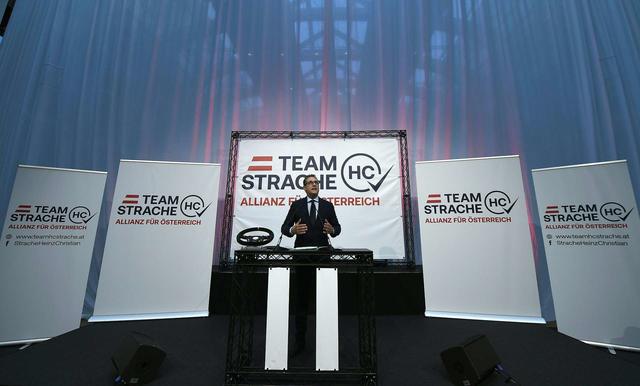 Strache übernahm von DAÖ-Obmann Karl Baron die aus der FPÖ entstandene Bewegung, die sich nun in "Team HC Strache, Allianz für Österreich" umbenennt.