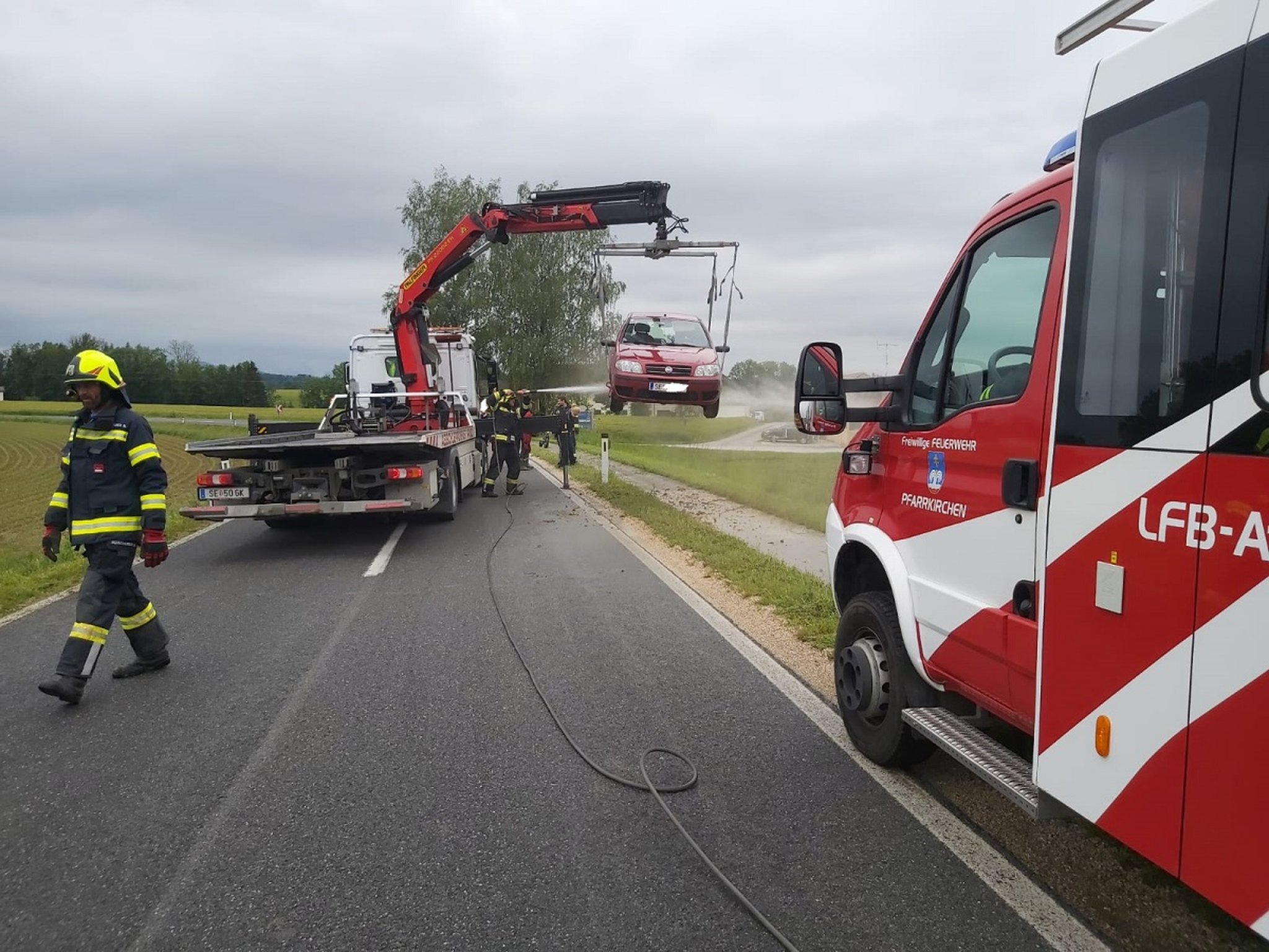 Feuerwehreinsätze Feuerwehr zieht zwei Autos an der selben Stelle aus Feld Steyr & Steyr Land
