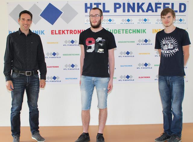 Prof. Hans Glatz mit den beiden Bautechnik-Maturanten Andreas Potisk und Tobias Baliko (v.l.) | Foto: HTL Pinkafeld