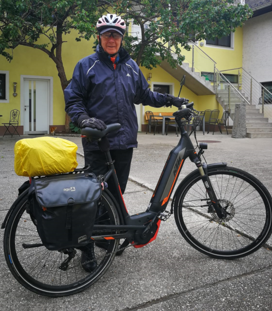 Von Osttirol nach Krems ist er mit dem E-Bike unterwegs, der 86-jährige Heribert Pichler.