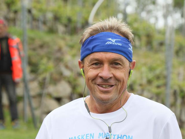 Der sportliche Arzt, pflegt er seinen Weinberg an der Ortseinfahrt in Helfenberg, wenn er nicht gerade seine Patienten in Putzleinsdorf betreut