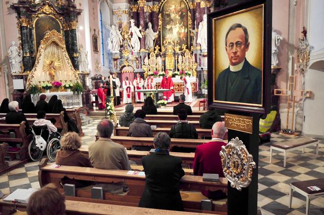 Der Festgottesdienst anlässlich des 80. Todestages von Otto Neururer wurde unter Einhaltung aller Regeln gestaltet. | Foto: Bezirksblätter