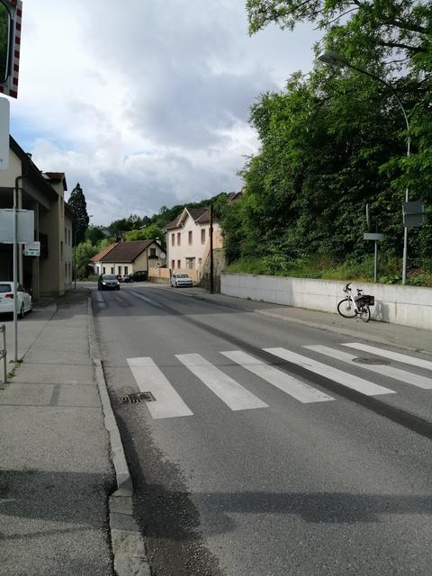 Eine sensible Stelle in Eichgraben. Der Zebrastreifen ist nach einer unübersichtlichen Kurve und schnell fahrende Autos müssen sich einbremsen wenn jemand den Zebrastreifen quert.