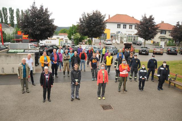 Flurreinigung mit Sicherheitsabstand im Stadtgebiet Ternitz.