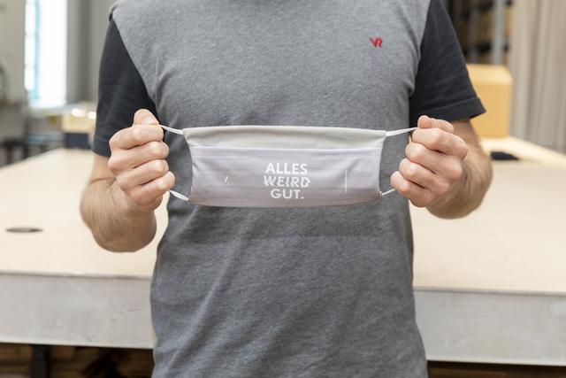 Der Erlös aus dem Verkauf der Stoffmasken mit positivem Motto kommt Linzer Nachwuchsmusikern zugute. | Foto: Jürgen Grünwald