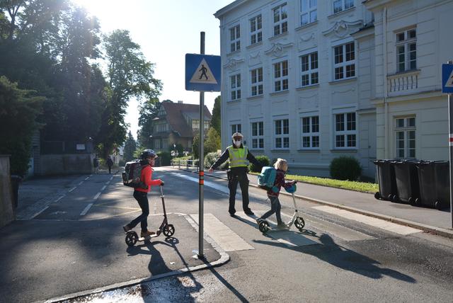 Ein Polizist regelt täglich die Zebrasteifenübequerung vor der Volksschule Neulengbach