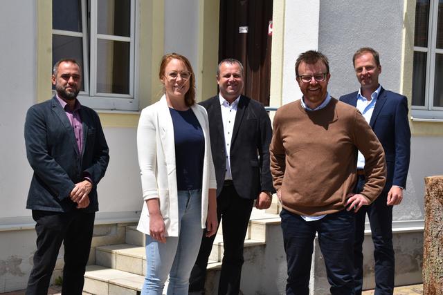Freuen sich auf einen gemeinsamen Nahversorger im Gemeindegebäude: Vizebgm. Roman Hörist, Anna Malinovic (Hannersberg), Bgm. Gerhard Klepits, Ronald Gollatz (Hannersberg) und Wolfgang Muhr | Foto: Michael Strini