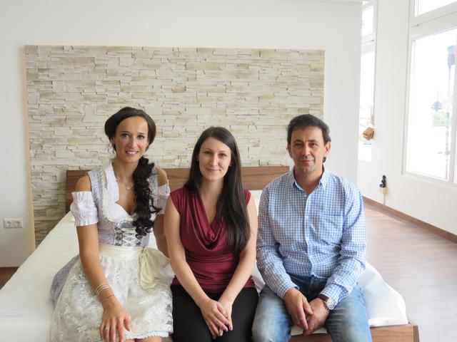 Andrea Glinik und Markus Sadjak, gemeinsam mit Tochter Evelyn Sadjak (Mitte), bei der Eröffnung im Vorjahr. | Foto: WOCHE/Archivfoto