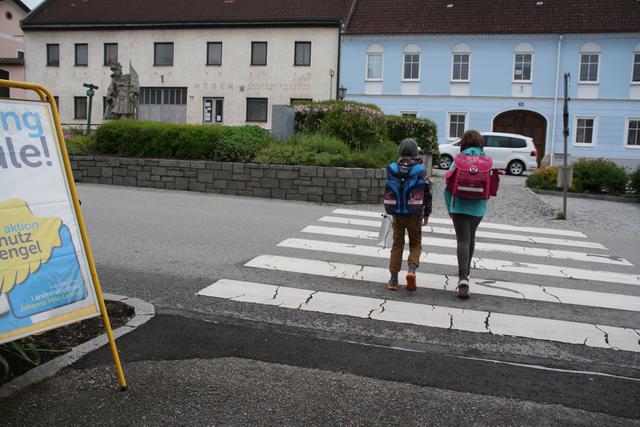 Für Schulkinder finden sich auf dem Weg zur Schule zahlreiche Hürden, die überwunden werden müssen.
