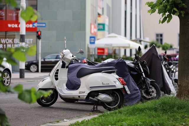 Dolce vita in Linz: Als Vespa-Fahrer hat man die Blicke der Passanten stets sicher.