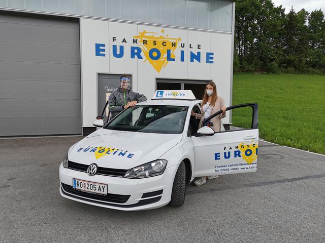 Fahrschulinhaber Thomas Leitner mit Fahrschülerin Franziska Baumgartner aus Haslach. | Foto: Foto: Leitner