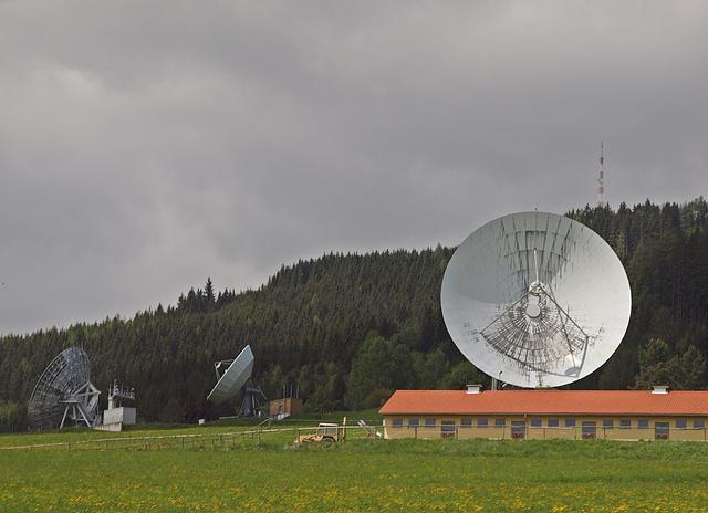 Schon aus der Ferne gut sichtbar, die Antennen der Erdfunkstelle.