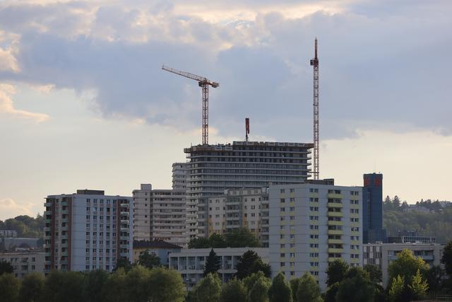 Nein, nicht ein massives Bauwerk, sondern zahlreiche und vor allem der Bruckner Tower, bilder mittlerweile die Skyline von Urfahr.