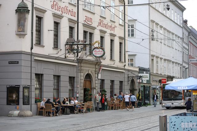 Einen gastronomischen Restart feierte am Pfingstmontag der Linzer Klosterhof, wo sich zahlreiche Besucher den sonnigen Feiertag verschönerten.