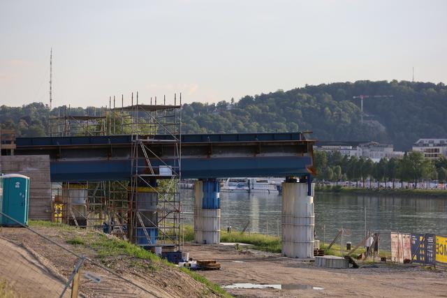 Die ersten Tragwerke der Eisenbahnbrücke am Festlannd wurden mittlerweile auf Linzer Seite errichtet.