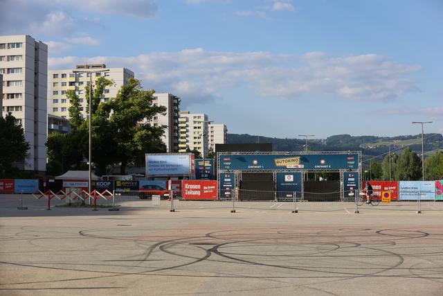 Beim Autokino in Urfahr kann man zwar keine Gummringerl am Asphalt ziehen, aber Hollywood-Blockbuster in trauter Zweisamkeit genießen.