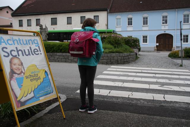 Selbst beim Überqueren eines Schutzwegs ist das genaue Schauen in beide Richtungen notwendig.