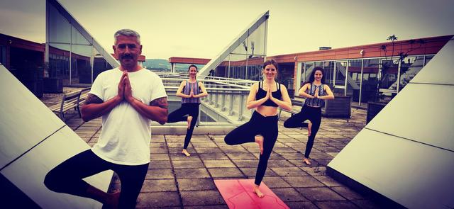 Kamilla Reti (r.), Mitbegründerin von "Nötzwerk", beim Yoga-Angebot der Plattform www.nötzwerk.at.